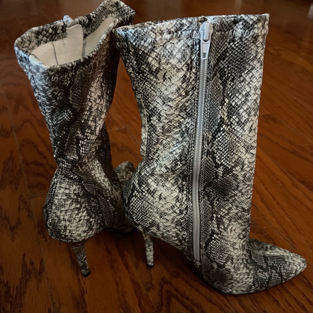 Great and white snake skin heels - fashion nova